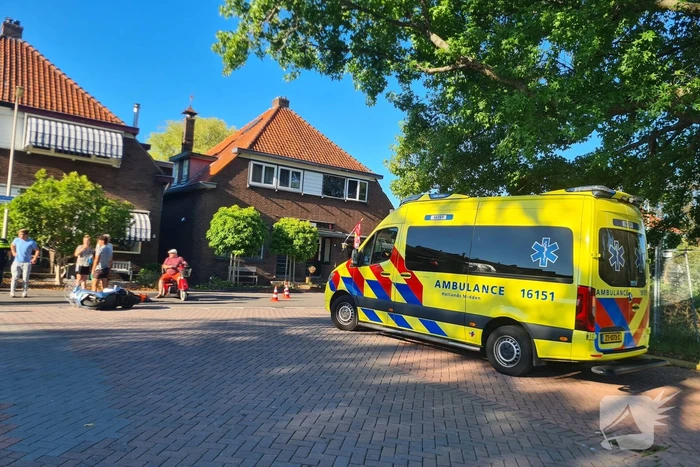 Twee scooterrijders in botsing