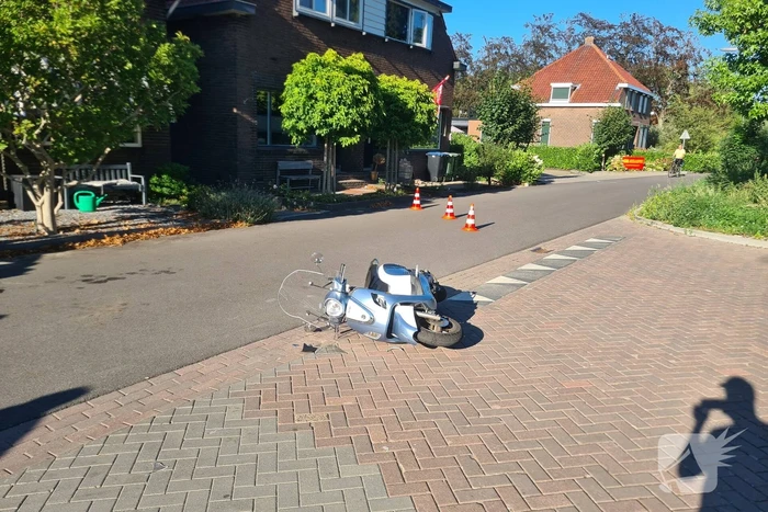 Twee scooterrijders in botsing