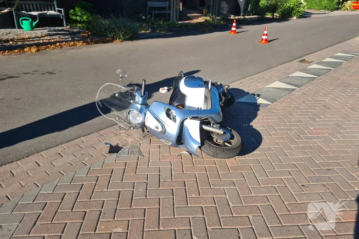 Twee scooterrijders in botsing