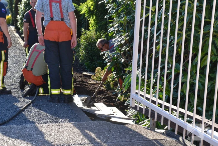 Rookontwikkeling onder de grond in tuin