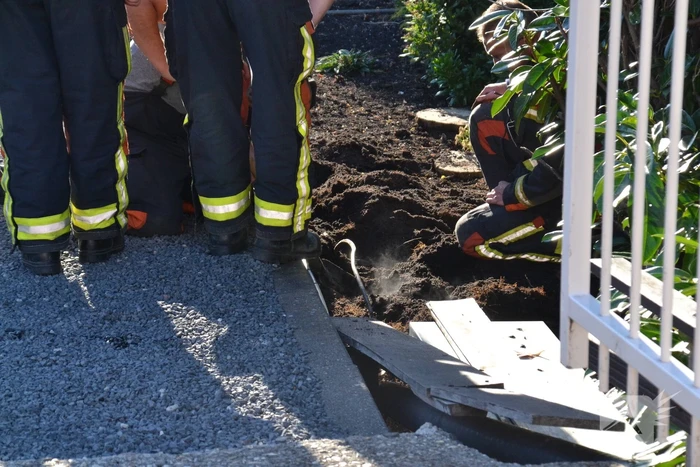 Rookontwikkeling onder de grond in tuin