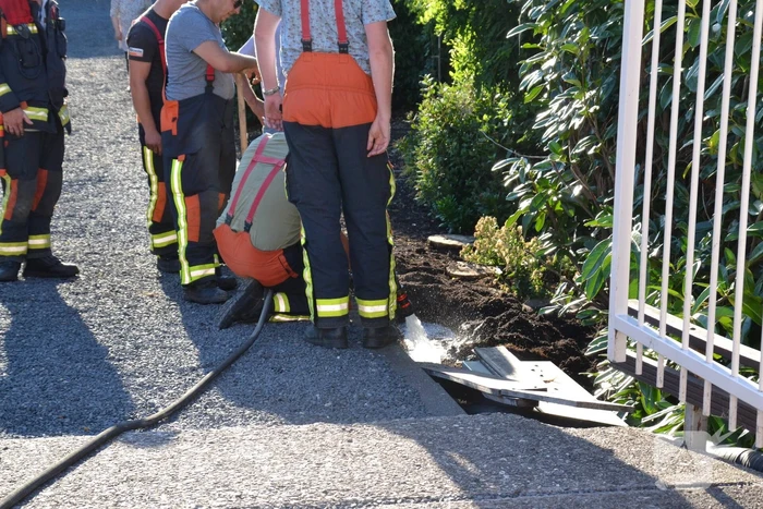 Rookontwikkeling onder de grond in tuin
