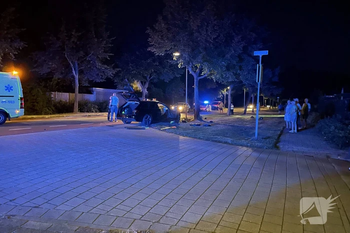 Auto crasht op boom