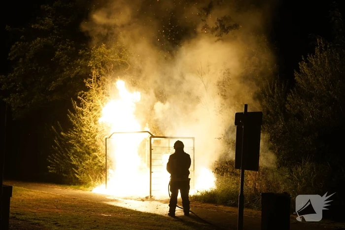Twee dixi's volledig uitgebrand