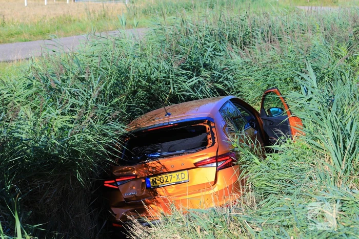 Auto belandt in sloot bij ongeval