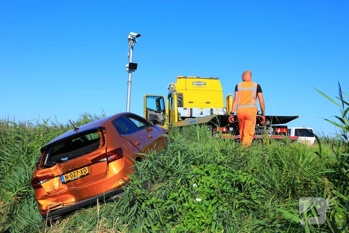 Auto belandt in sloot bij ongeval