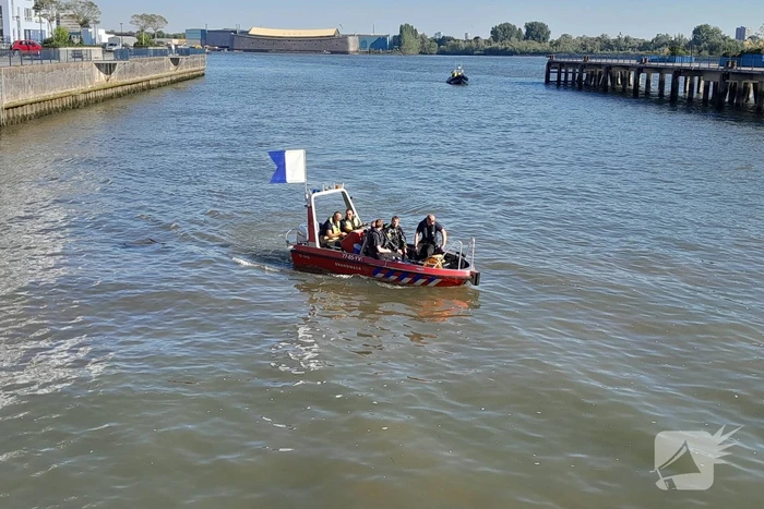 Zoekactie naar mogelijke persoon te water