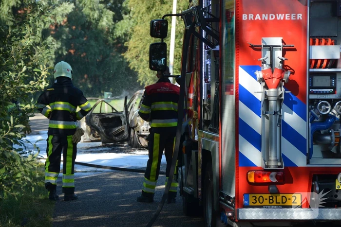 Auto volledig uitgebrand