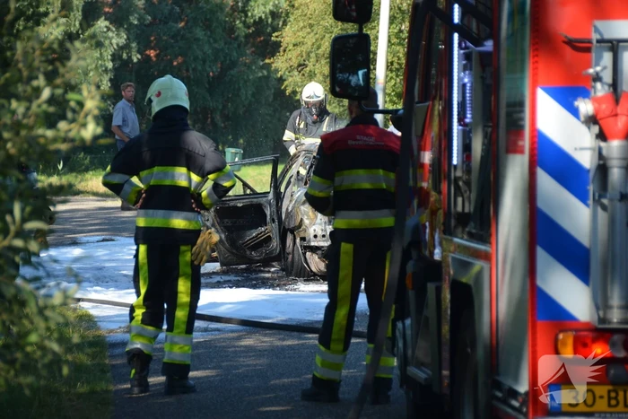 Auto volledig uitgebrand