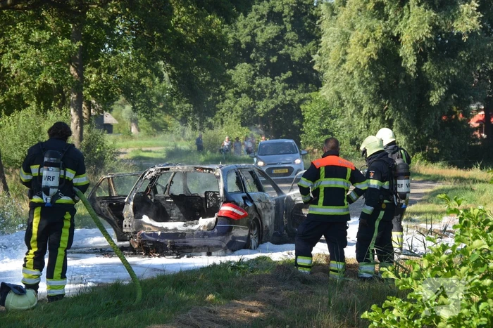 Auto volledig uitgebrand