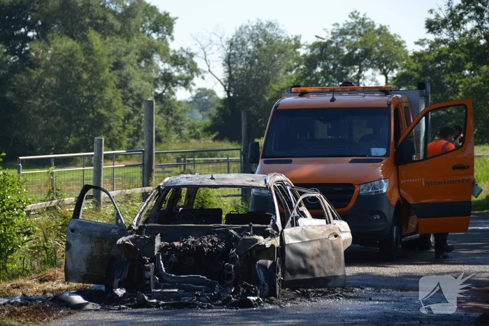 Auto volledig uitgebrand