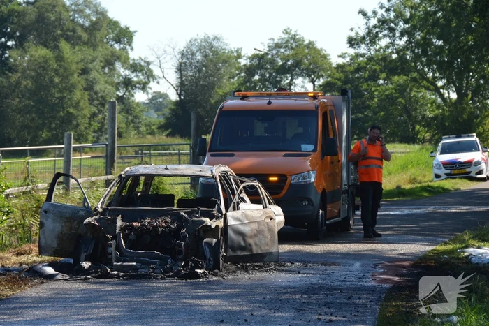 Auto volledig uitgebrand