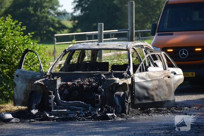 Auto volledig uitgebrand