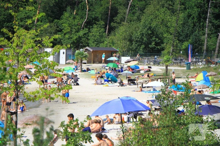 Zonaanbidders zoeken massaal verkoeling op bij Dagstrand Blauwe Meertje