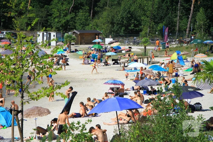 Zonaanbidders zoeken massaal verkoeling op bij Dagstrand Blauwe Meertje