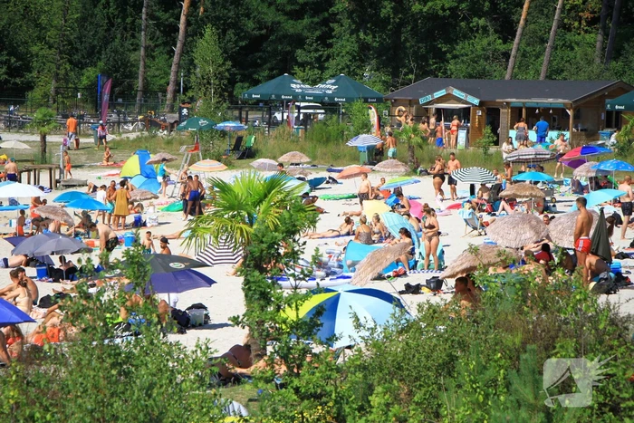 Zonaanbidders zoeken massaal verkoeling op bij Dagstrand Blauwe Meertje