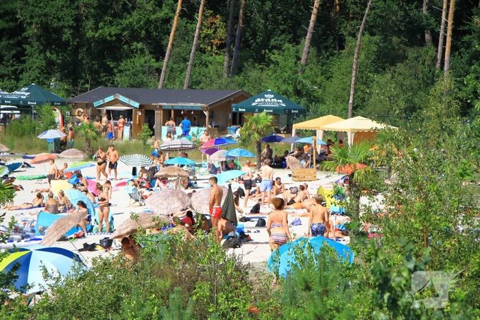 Zonaanbidders zoeken massaal verkoeling op bij Dagstrand Blauwe Meertje
