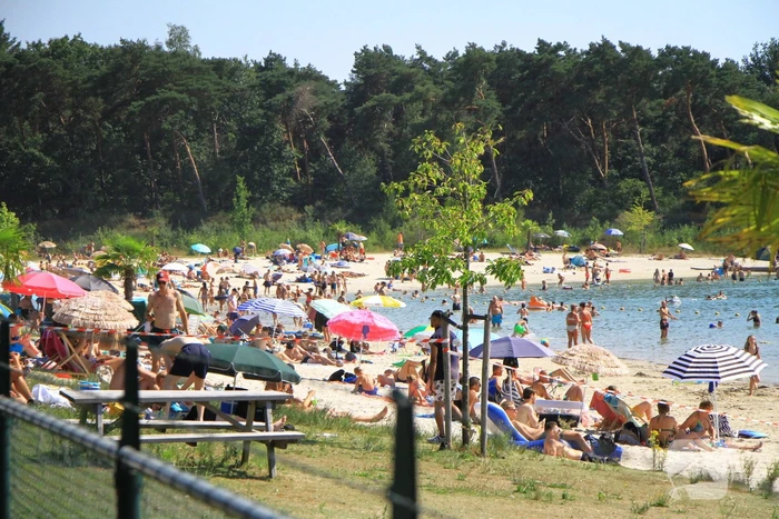 Zonaanbidders zoeken massaal verkoeling op bij Dagstrand Blauwe Meertje
