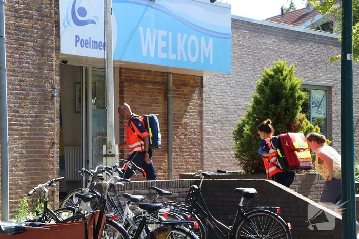 Persoon uit water Zwembad Poelmeer gehaald