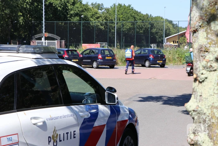 Persoon uit water Zwembad Poelmeer gehaald