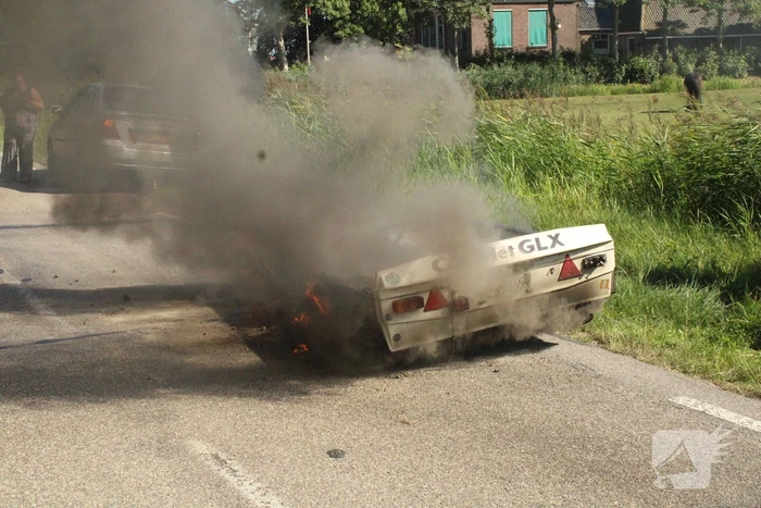 Vouwwagen vat vlam tijdens rijden