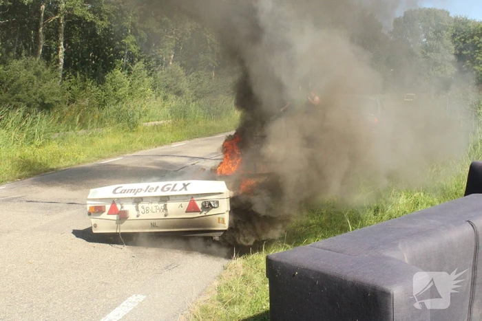 Vouwwagen vat vlam tijdens rijden