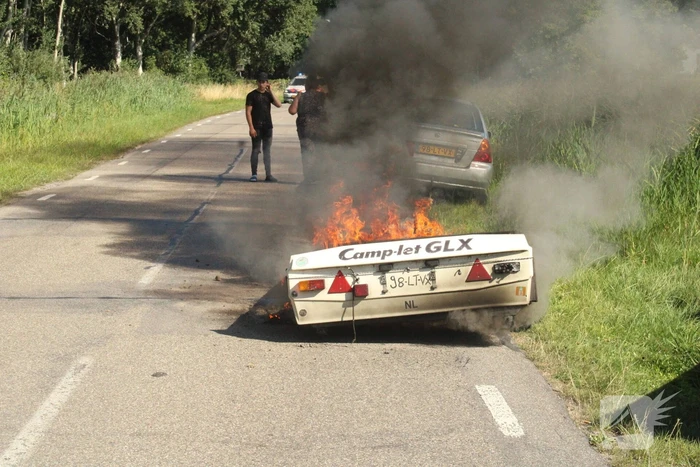 Vouwwagen vat vlam tijdens rijden