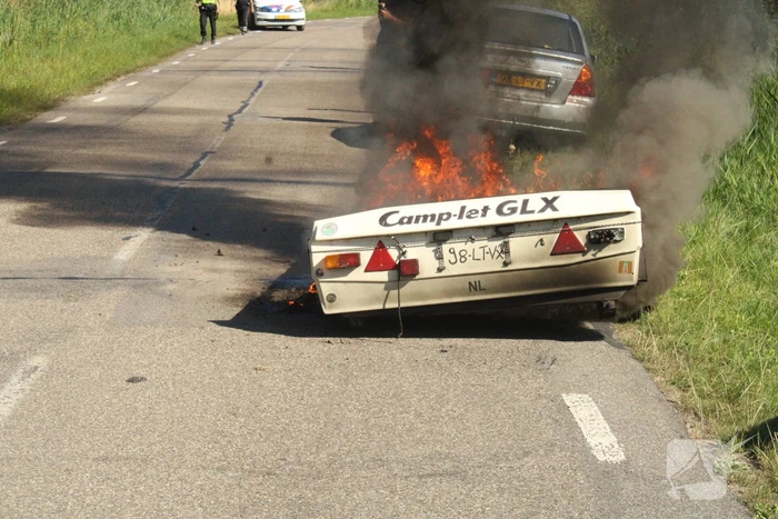 Vouwwagen vat vlam tijdens rijden