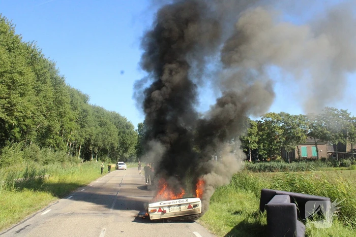 Vouwwagen vat vlam tijdens rijden