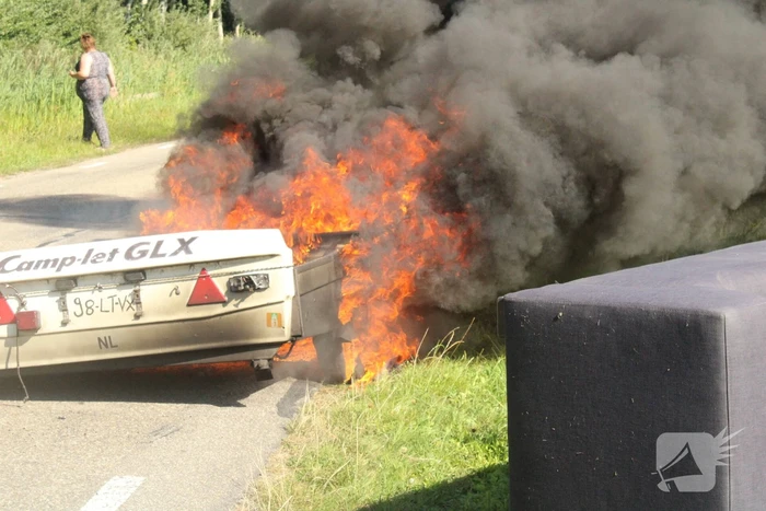 Vouwwagen vat vlam tijdens rijden