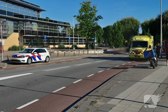 Bezorger in botsing met auto