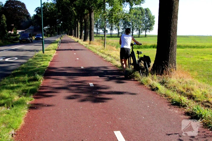 Fietsbanden lek door glas op fietspad