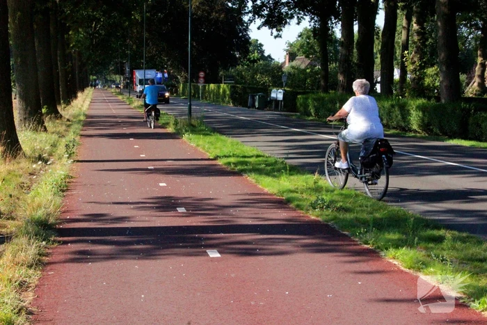 Fietsbanden lek door glas op fietspad