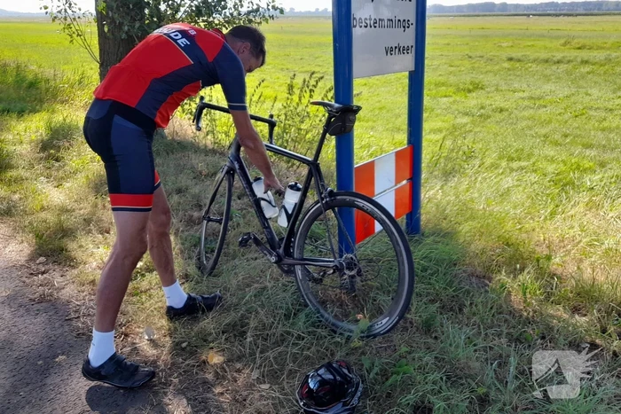 Fietsbanden lek door glas op fietspad