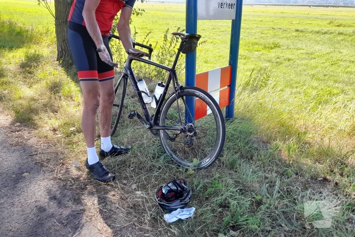 Fietsbanden lek door glas op fietspad