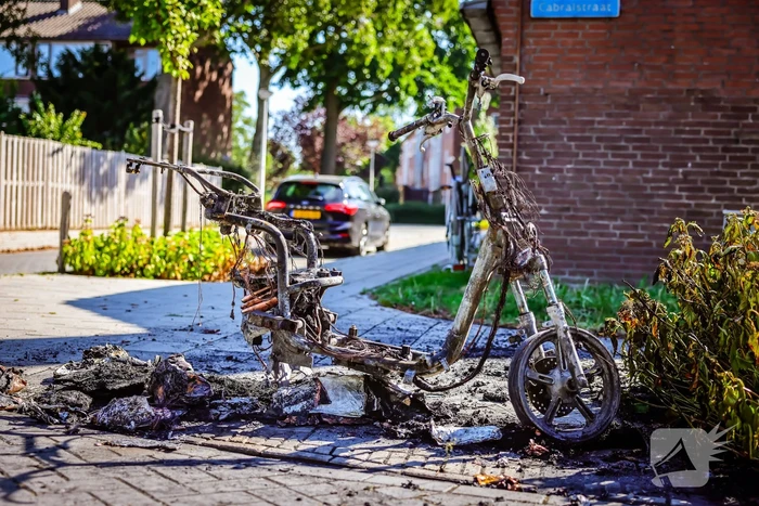 Go Sharing-deelscooter in Kruiskamp brandt volledig uit