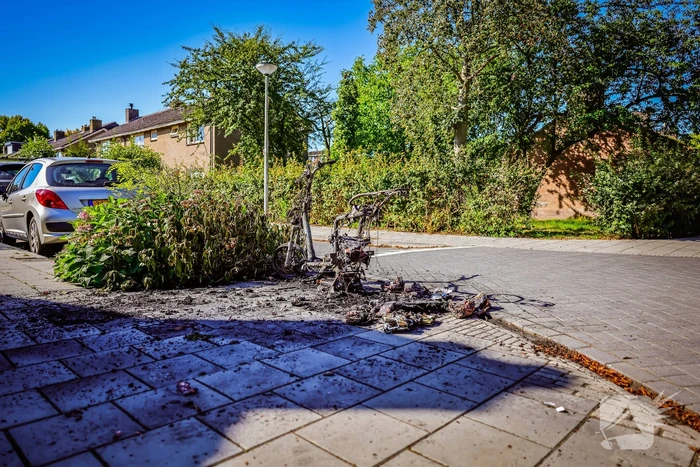 Go Sharing-deelscooter in Kruiskamp brandt volledig uit