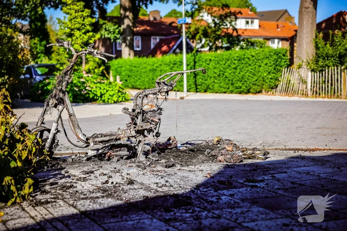 Go Sharing-deelscooter in Kruiskamp brandt volledig uit