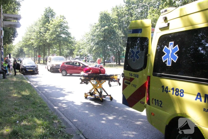 Twee auto's botsen bij afrit A27