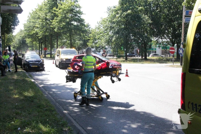 Twee auto's botsen bij afrit A27
