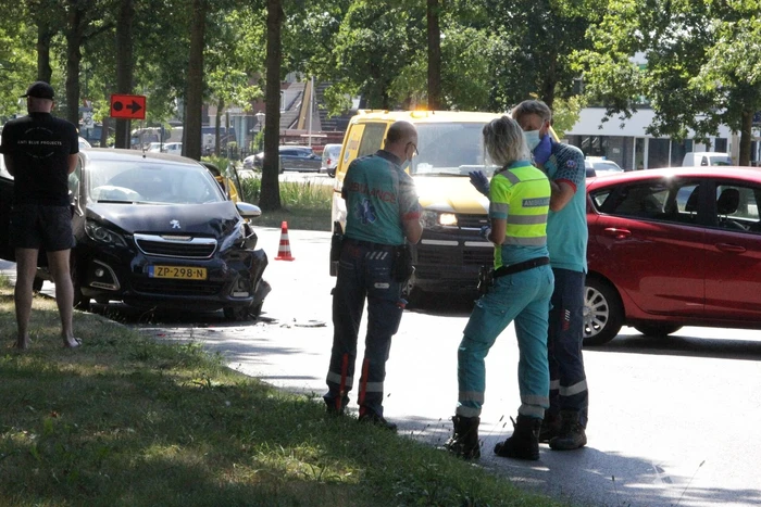 Twee auto's botsen bij afrit A27