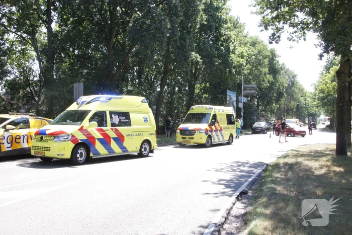 Twee auto's botsen bij afrit A27