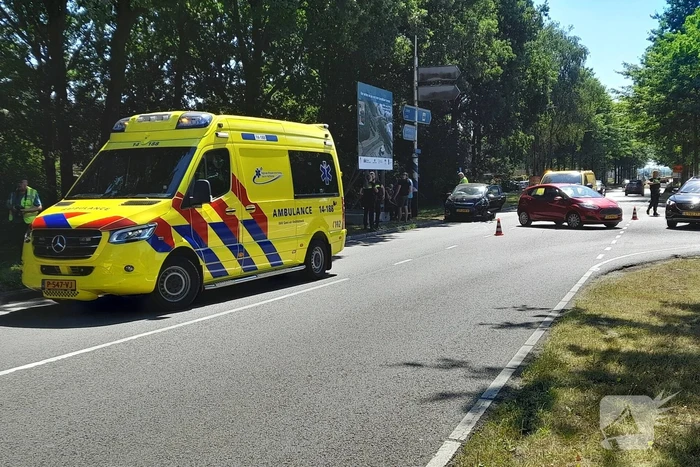 Twee auto's botsen bij afrit A27