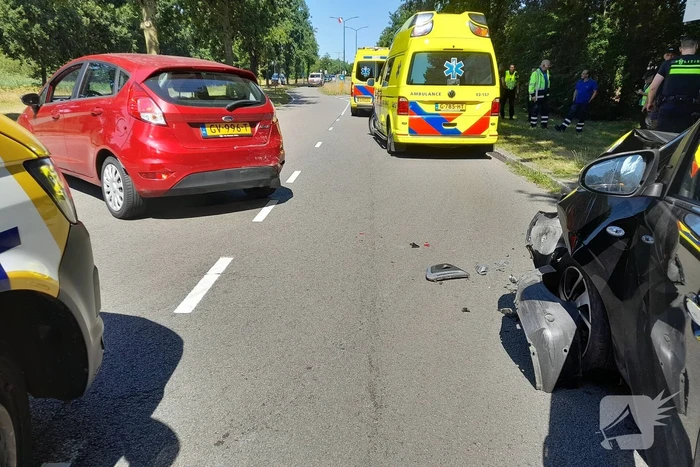 Twee auto's botsen bij afrit A27