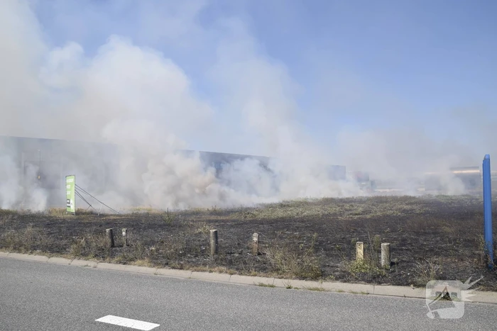 Gras verwoest vanwege brand op braakliggend terrein