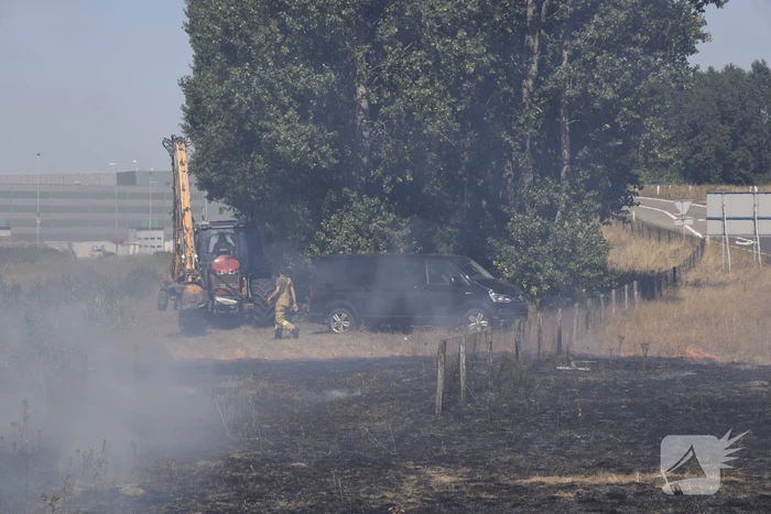 Gras verwoest vanwege brand op braakliggend terrein