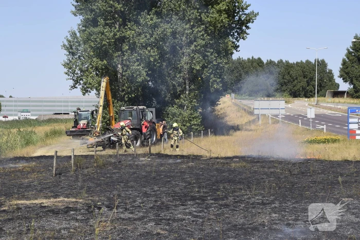 Gras verwoest vanwege brand op braakliggend terrein