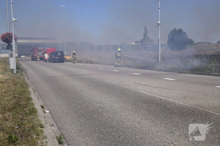 Gras verwoest vanwege brand op braakliggend terrein