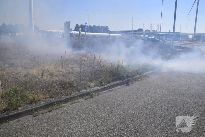 Gras verwoest vanwege brand op braakliggend terrein