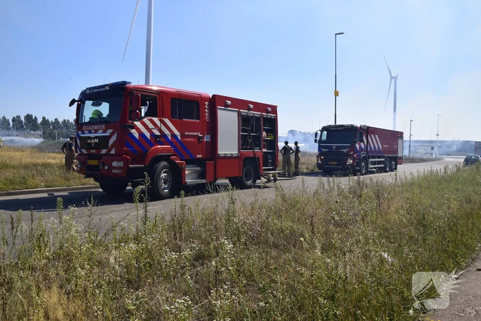 Gras verwoest vanwege brand op braakliggend terrein